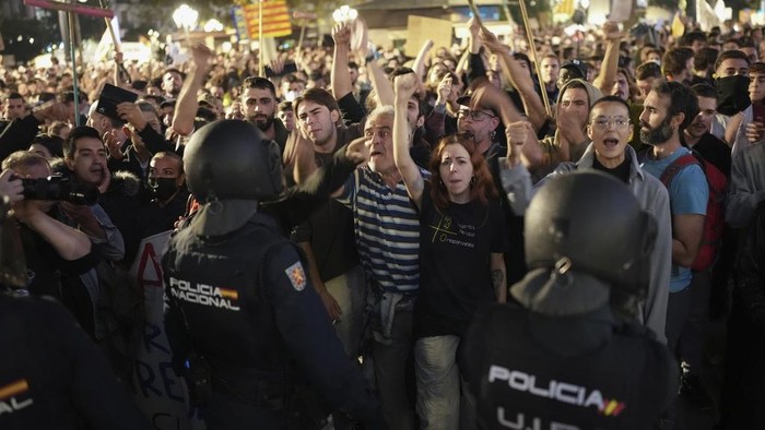Puluhan ribu warga melakukan aksi protes di Valencia, Spanyol. Mereka memprotes lambatnya pemerintah mengatasi bencana banjir beberapa waktu lalu.