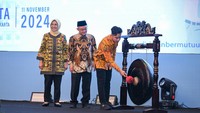 Bersama Mendikdasmen Abdul Muti, dan Ketua Komisi X DPR RI Hetifah Sjaifudian, Gibran meresmikan rapat koordinasi ini. Ia berharap rapat ini bisa menghasilkan kebijakan yang baik untuk generasi emas Indonesia. Foto: AZISPURWANTO/Biro Pers, Media, dan Informasi Sekretariat Wakil Presiden