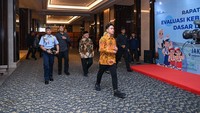Wakil Presiden RI Gibran Rakabuming Raka hadiri rapat koordinasi evaluasi kebijakan pendidikan bersama Kementerian Pendidikan Dasar dan Menengah (Kemendikdasmen), di Sheraton Grand Jakarta, Gandaria City Hotel, Jl Sultan Iskandar Muda, Kebayoran, Jakarta,Senin (11/11/2024). Foto: AZISPURWANTO/Biro Pers, Media, dan Informasi Sekretariat Wakil Presiden
