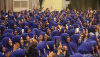 Selain itu, ia juga mendengarkan aspirasi para guru.