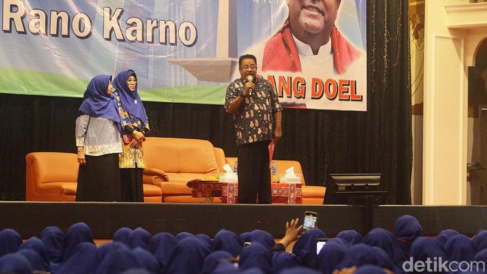 Rano Karno Kampanye di Depan Guru PAUD Calon Wakil Gubernur Jakarta nomor urut 3 Rano Karno berkampanye di kawasan Jakarta Barat. Ia berdialog dengan guru-guru PAUD.