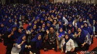 Rano Karno berfoto bersama para guru. 