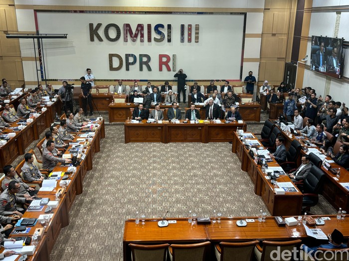 Rapat Kapolri bersama Komisi III DPR, Senin (11/11/2024).