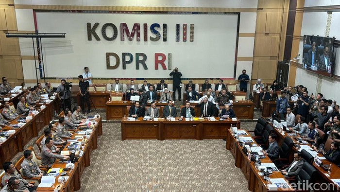 Rapat Kapolri bersama Komisi III DPR, Senin (11/11/2024).
