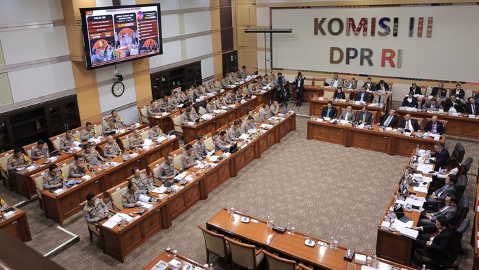 Rapat Kerja Komisi III DPR RI dengan Kapolri Jenderal Listyo Sigit Prabowo, Senin (11/11/2024(.