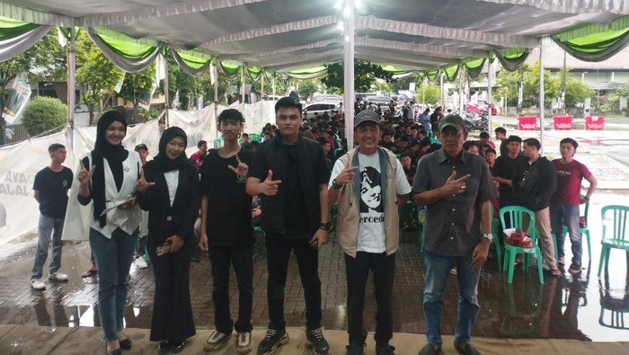 Ratu Dewa-Prima Salam bersama komunitas eSport Palembang.