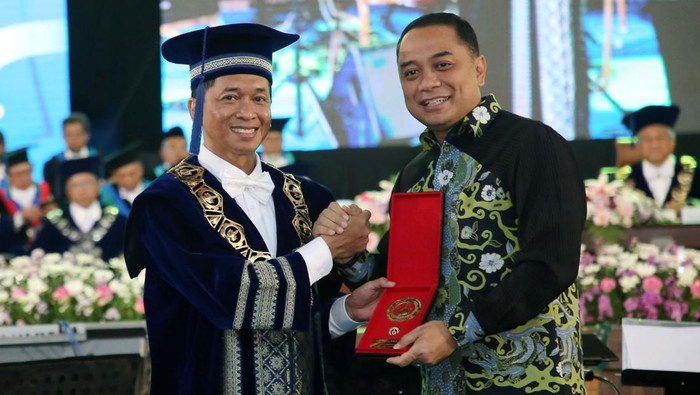 Rektor ITS Bambang Pramujati memberikan penghargaan Wira Adhiwasesa kepada Eri Cahyadi