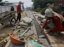 Revitalisasi Trotoar di Kedoya Terus Dikebut