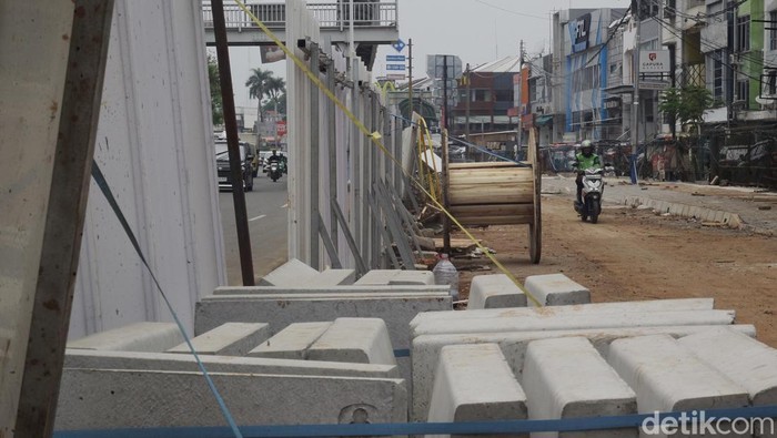 Revitalisasi Trotoar di Kedoya Terus Dikebut Revitalisasi jalur pedestrian di Green Garden Kedoya, Jl Panjang Jakarta Barat, terus dikebut. Diharapkan nantinya trotoar ini membuat pejalan kaki semakin nyaman.
