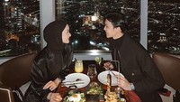 Rey dan Dinda masih sering menyempatkan waktu untuk makan malam romantis. Restoran dengan pemandangan lampu kota dipilihnya selayaknya sepasang kekasih yang sedang kasmaran. Foto: Instagram/rey_mbayang