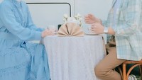 Ulang tahun pernikahan menjadi momen spesial bagi pasangan ini. Agenda piknik dengan campervan yang romantis dihadirkan spesial untuk istrinya. Foto: Instagram/rey_mbayang