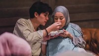 Ketika berada dalam acara keluarga, keduanya juga tak malu menunjukkan kemesraan. Saling menyuapi makanan menjadi cara Rey dan Dinda menjaga kemesraan. Foto: Instagram/rey_mbayang