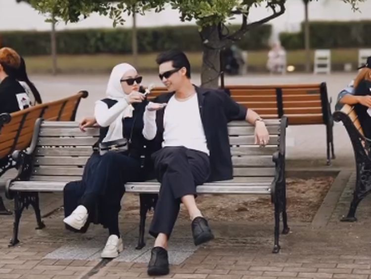 Rey Mbayang Kulineran Seru Bareng Keluarga di Luar Negeri