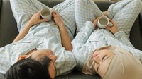 Kemesraan Rey dan Dinda tak pernah luntur bahkan setelah memiliki dua anak. Keduanya masih romantis walaupun sekadar minum air mineral di rumah. Foto: Instagram/rey_mbayang