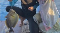 Kegiatan unik Rey selalu ditemani oleh Dinda Hauw. Dinda rela berpanas-panasan untuk menemani suaminya memancing ikan segar. Foto: Instagram/rey_mbayang
