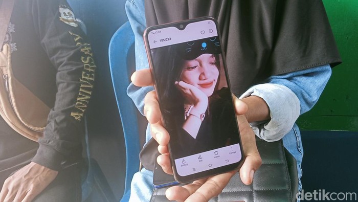 Rida Eryani (51) memperlihatkan wajah Elsa (17), yang menjadi korban pembunuhan di Kecamatan SU I, Palembang.