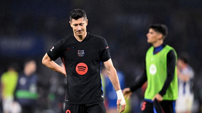 SAN SEBASTIAN, SPAIN - NOVEMBER 10: Robert Lewandowski of FC Barcelona disappointed after the match during the LaLiga EA Sports  match between Real Sociedad v FC Barcelona at the Estadio Reale Arena on November 10, 2024 in San Sebastian Spain (Photo by Cesar Ortiz/Soccrates/Getty Images)