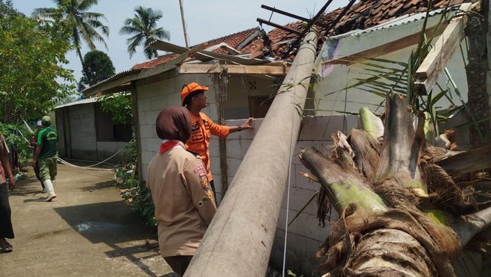 Rumah rusak tertimpa tiang akibat angin kencang di Bogor