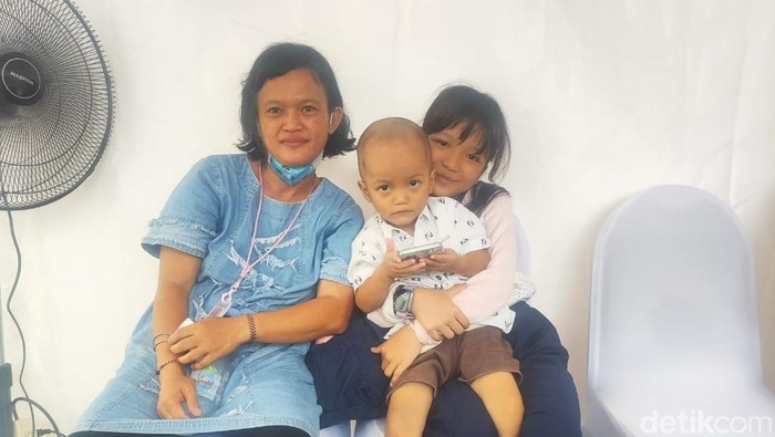 Salah satu warga dari Tangerang bernama Ribka, bersama anak-anaknya datang ke Istana untuk mengadu via Lapor Mas Wapres (Alfons/detikcom)