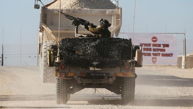 Sebuah tank Israel memasuki Jalur Gaza, di tengah konflik yang sedang berlangsung di Gaza antara Israel dan Hamas, di persimpangan Kerem Shalom di Israel selatan, 11 November 2024. (REUTERS/Amir Cohen)