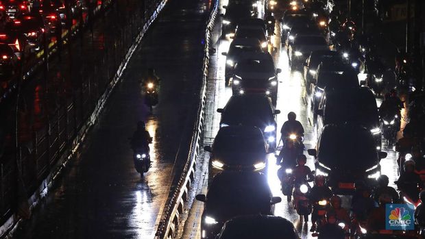Sejumlah kendaraan menerobos hujan saat jam pulang kerja di Kawasan Mampang Prapatan, Jakarta. Senin, (11/11/2024). (CNBC Indonesia/Muhammad Sabki)