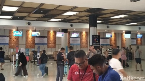 Sejumlah penumpang tujuan Jakarta melakukan proses check in di Bandara Komodo, Labuan Bajo, Manggarai Barat, NTT, Senin (11/11/2024) sore. (Foto: Ambrosius Ardin/detikBali)