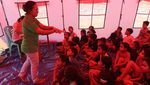 Siswa SD Terdampak Erupsi Lewotobi Belajar di Posko Pengungsian