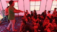 Dinas Pendidikan Kepemudaan dan Olah Raga Flores Timur menggelar sekolah lapangan di sejumlah posko pengungsian terpusat untuk melayani pendidikan bagi siswa-siswa yang menjadi pengungsi selama masa tanggap darurat.