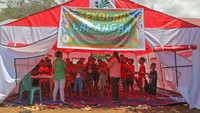 Guru mengajar siswa-siswa SD di sekolah lapangan posko pengungsian warga terdampak erupsi Gunung Lewotobi Laki-laki di Desa Lewolaga, Titehena, Kabupaten Flores Timur, Nusa Tenggara Timur, Senin (11/11/2024).