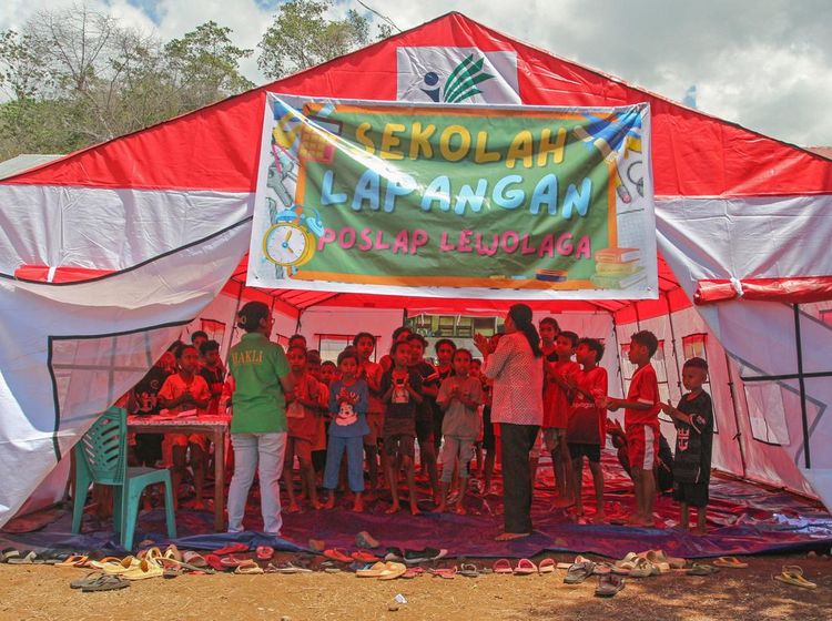 Siswa SD Terdampak Erupsi Lewotobi Belajar di Posko Pengungsian