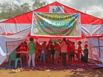 Siswa SD Terdampak Erupsi Lewotobi Belajar di Posko Pengungsian