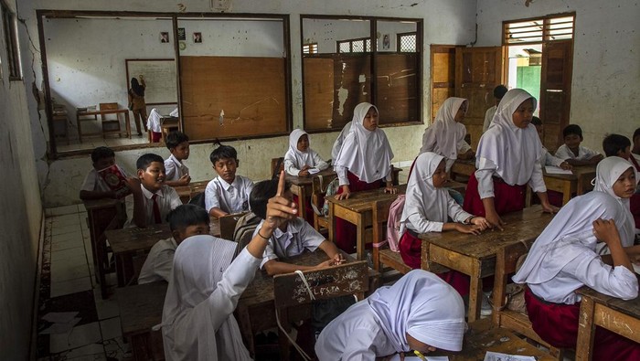 Sejumlah siswa mengikuti kegiatan belajar mengajar di ruang kelas SD Negeri Karangbolong 2, Cigeulis, Kabupaten Pandeglang, Banten, Senin (11/11/2024). Pihak sekolah menuturkan sebanyak tiga ruang kelas di sekolah tersebut mengalami kerusakan parah sejak empat tahun terakhir sehingga mengganggu proses belajar mengajar dan terpaksa dipindahkan ke ruangan lain, serta hingga kini belum ada upaya perbaikan dari pihak terkait.