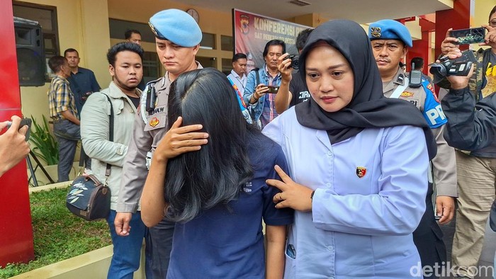 Selebgram ditangkap polisi gegara promosi judi online.