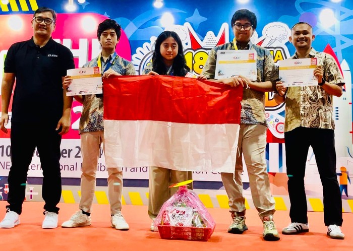 Siswa-siswi Mentari Intercultural School Jakarta medali Emas di ajang lomba Kuala Lumpur Engineering Science Fair (KLESF) di Kuala Lumpur Malaysia Siswa-siswi Mentari Intercultural School Jakarta medali Emas di ajang lomba Kuala Lumpur Engineering Science Fair (KLESF) di Kuala Lumpur Malaysia