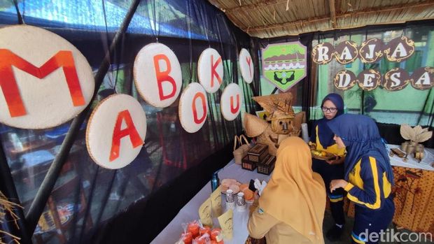 Siswa SMAN 1 Ciamis memamerkan miniatur kebudayaan Ciamis dalam gelar karya P5.