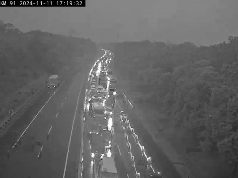 Situasi lokasi kecelakaan KM 92 Tol Cipularang arah Jakarta, 17.15 WIB. (CCTV Travoy Jasa Marga)