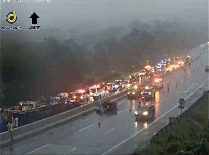 Situasi lokasi kecelakaan KM 92 Tol Cipularang arah Jakarta, 17.15 WIB. (CCTV Travoy Jasa Marga)