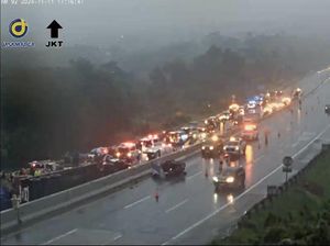 Situasi Terkini Tabrakan Beruntun di Tol Cipularang: Hujan dan Macet Parah