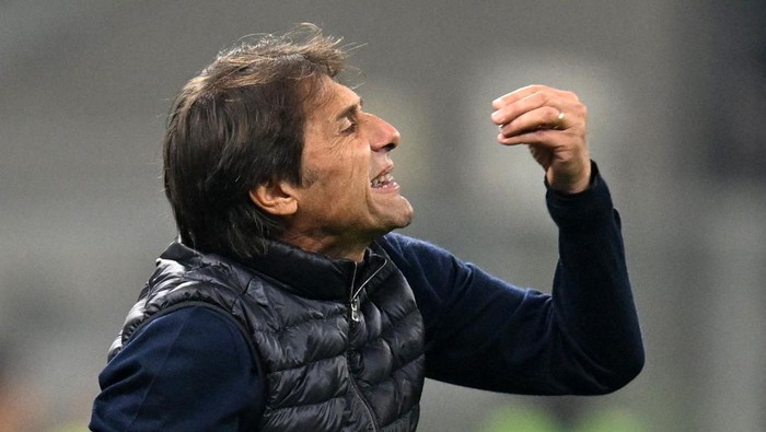 Soccer Football - Serie A - Inter Milan v Napoli - San Siro, Milan, Italy - November 10, 2024 Napoli coach Antonio Conte reacts REUTERS/Daniele Mascolo