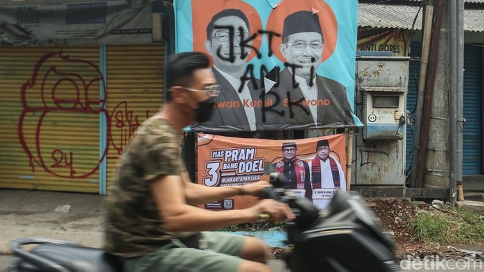 Spanduk-spanduk kampanye calon gubernur nomor urut 1 RK-Suswono bertebaran di Jakarta. Namun, di kawasan Penggilingan, Jaktim, spanduk RK-Suswono tampak dirusak.