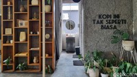 Suasana kafe pun dikemas dengan semi industrialis yang modern. Sehingga memberikan suasana yang kekinian.