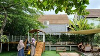 Selain untuk bekerja, pengunjung ke sini juga bisa untuk liburan keluarga. Pasalnya terdapat area playground yang dapat dimanfaatkan untuk anak-anak bermain.