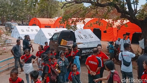 Suasana di posko pengungsian Lewoingu, Kecamatan Titehena, Flores Timur, Senin (11/11/2024).
