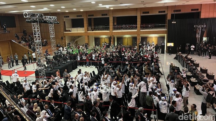 Suasana kemeriahan di area debat Pilgub Jabar 2024.