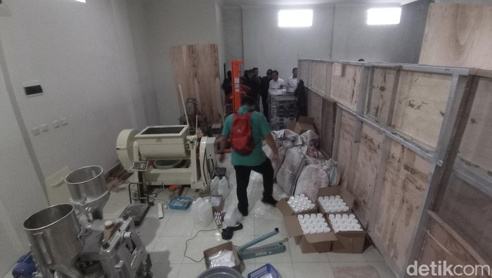 Suasana penggerebekan pabrik pil koplo di Tasikmalaya.