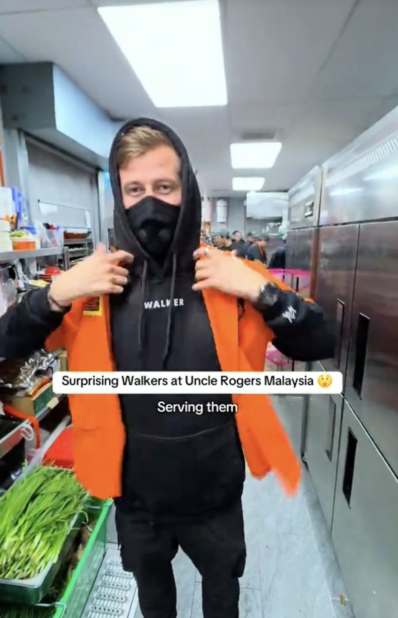 Surprise! Alan Walker Jadi Pelayan di Resto Nasi Goreng Uncle Roger
