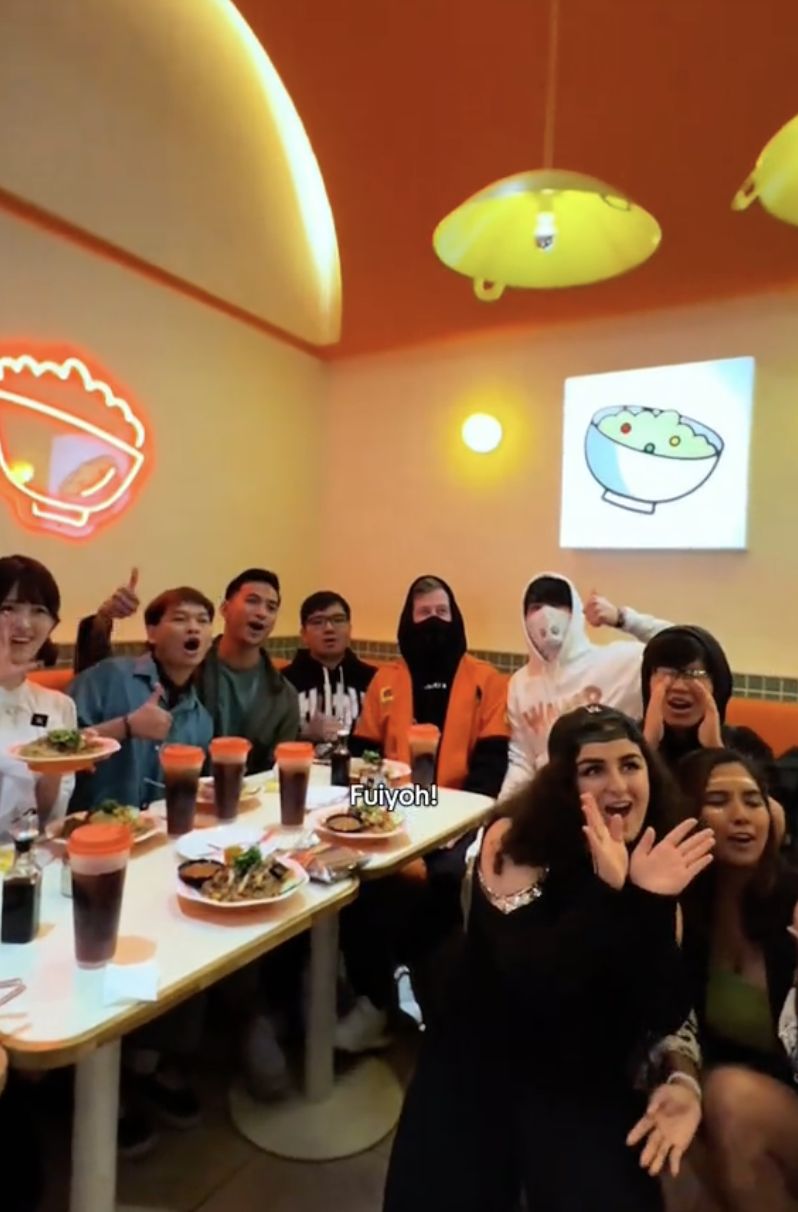 Surprise! Alan Walker Jadi Pelayan di Resto Nasi Goreng Uncle Roger