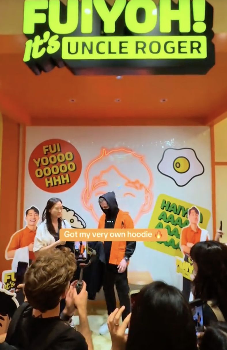 Surprise! Alan Walker Jadi Pelayan di Resto Nasi Goreng Uncle Roger
