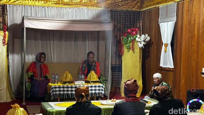 Danny Pomanto saat menerima Gelar Tadung Kaluana dari Dewan Adat Rongkong. Dokumen detikSulsel