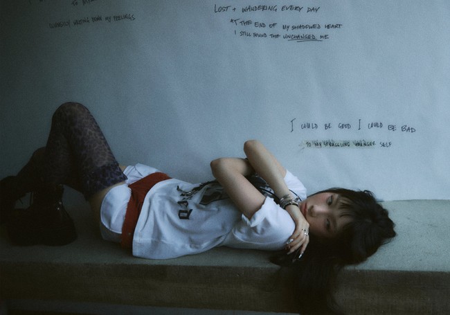 Untuk comeback kali ini, Taeyeon tampil dengan gaya pop punk memakai kaos band, rambut urak-urakan, kaos kaki panjang bermotif macan tutul, dan sepatu boots. Foto: dok. Twitter @TAEYEONsmtown